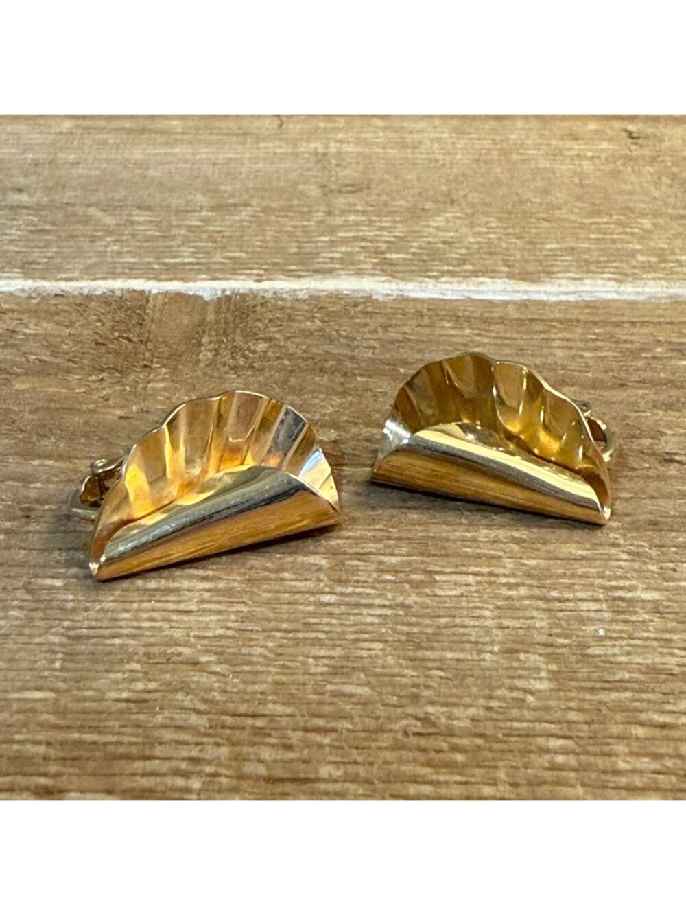 Vintage 70's Avon Gold Toned Seashell Wrap Clip On Earring Set